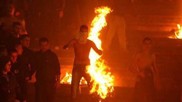 Огньове разяждат южната трибуна, от която не остана почти нищо.