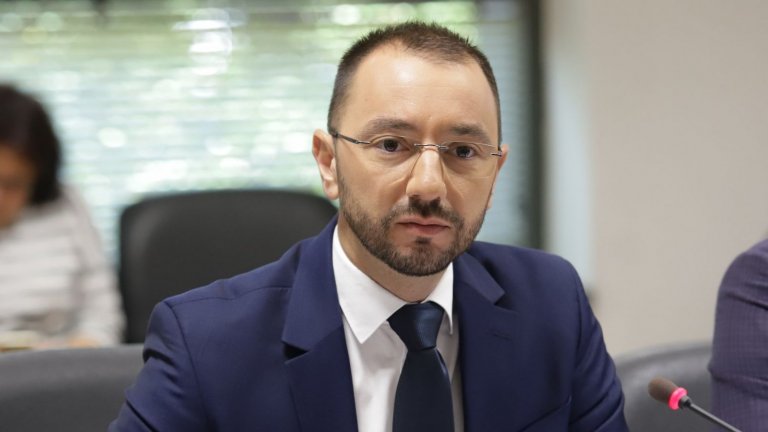 "Терзиев и Григорова ще се борят за София на балотаж. Най-щастливи, сигурен съм, са децата. Не визирам само тия на номенклатурата, а изобщо. Нали и двамата кандидати обещаха на всяко да има детска градина", пише Драго Симеонов.