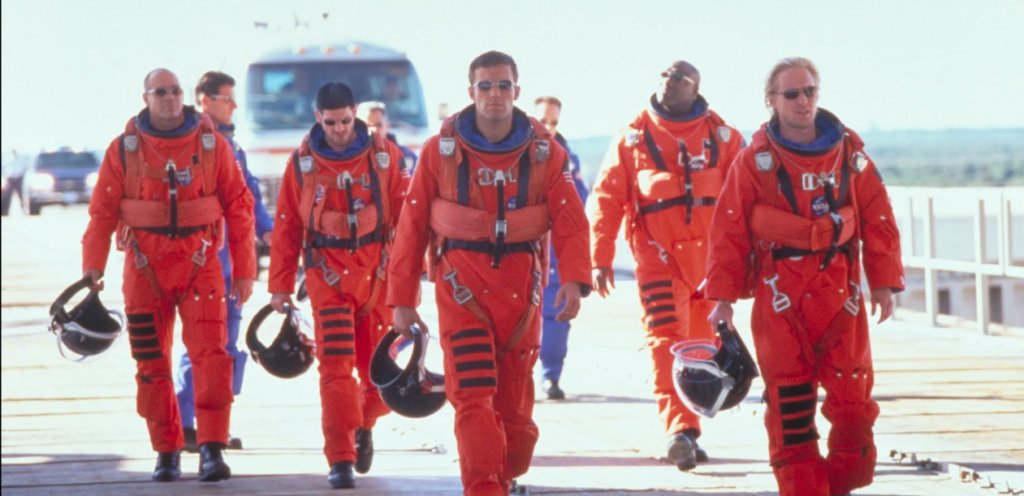 “Армагедон”
Почти от самото начало филмът с Брус Уилис, Бен Афлек и Лив Тайлър има огромна дупка в сюжета, която обезсмисля по-нататъшното развитие на историята. А именно - защо НАСА ще търси компания за сондажи и ще тренира служителите ѝ за астронавти, след като ще е далеч по-евтино и лесно да обучи настоящите си астронавти как да пробият дупка в опасния астероид. 
Бен Афлек, който освен актьор е и сценарист, е посочил пропуска на Майкъл Бей, но по спомени на Афлек режисьорът му е отговорил да си мълчи и да гледа своята работа.