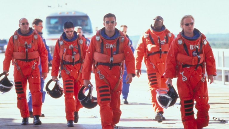 “Армагедон”
Почти от самото начало филмът с Брус Уилис, Бен Афлек и Лив Тайлър има огромна дупка в сюжета, която обезсмисля по-нататъшното развитие на историята. А именно - защо НАСА ще търси компания за сондажи и ще тренира служителите ѝ за астронавти, след като ще е далеч по-евтино и лесно да обучи настоящите си астронавти как да пробият дупка в опасния астероид. 
Бен Афлек, който освен актьор е и сценарист, е посочил пропуска на Майкъл Бей, но по спомени на Афлек режисьорът му е отговорил да си мълчи и да гледа своята работа.