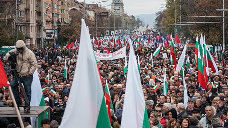 20-30 000 души дойдоха да подкрепят властта.