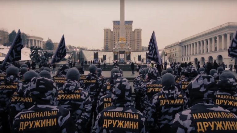 Крайнодесните отряди, които маршируват по улиците на Украйна
