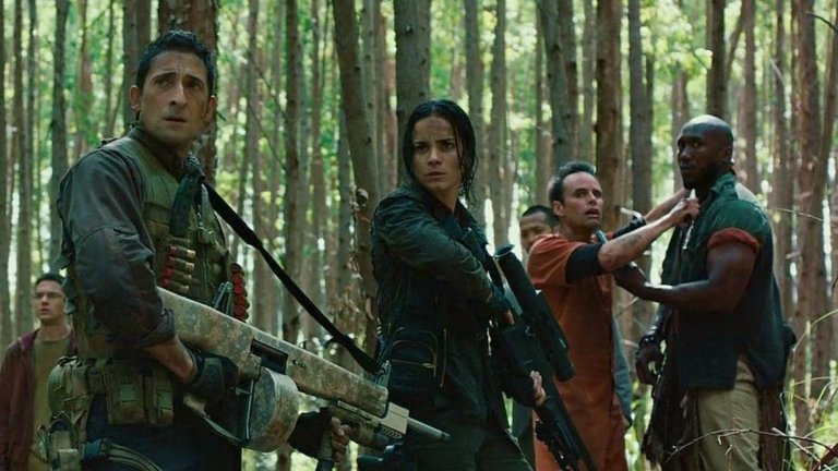 Predators (2010) 
Спомняте ли си, че преди слабия "The Predator" от тази година, през 2010-а получихме нещо доста по-сходно с класиката с Шварценегер? Главната роля в Predators е на Ейдриън Броуди, който се озовава в непозната джунгла заедно с други войници и опасни престъпници от различни краища на света. Оказва се, че те са отведени на това място, за да се превърнат в плячка в едноименните извънземни Хищници. Али е войник на име Момбаса, който е част именно от отряда "пушечно месо".