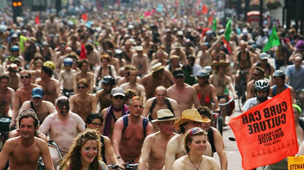Стотици голи колоездачи преминават през Лондон