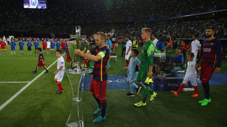 Андрес Иниеста, вече с капитанската лента, поставя трофея от Шампионската лига на излизане от тунела. Мачът започва!