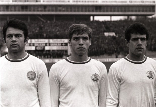 Георги Аспарухов, Христо Бонев и Добромир Жечев преди световна квалификация с Холандия през 1968 г. По това време Гунди вече е легенда на Левски, но години по-рано преминава и през ЦСКА. Вижте в галерията.