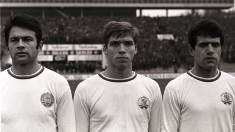 Георги Аспарухов, Христо Бонев и Добромир Жечев преди световна квалификация с Холандия през 1968 г. По това време Гунди вече е легенда на Левски, но години по-рано преминава и през ЦСКА. Вижте в галерията.