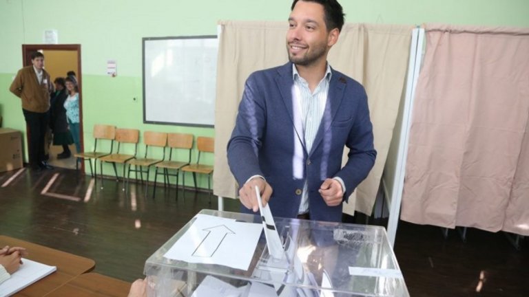 Президентът Румен Радев, премиерът Борисов и още редица политици вече гласуваха (снимки)