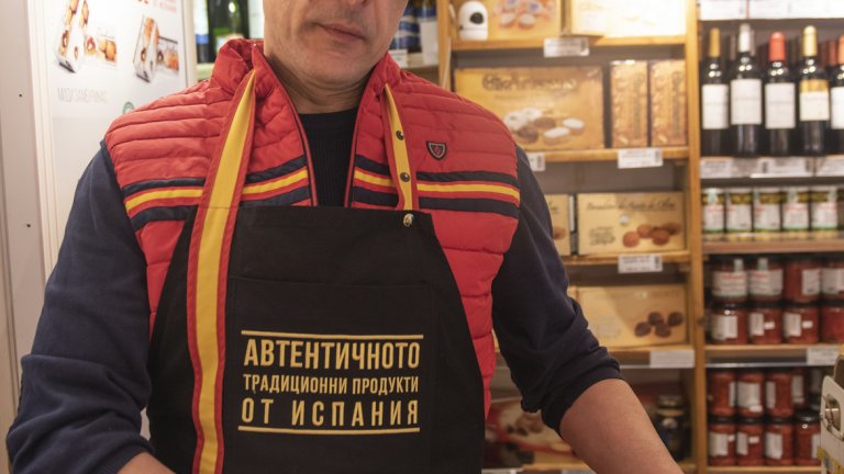 Обяснява, че малките бизнеси като неговия трябва постоянно да са на ниво, защото ако клиентът не е доволен, няма да се върне.