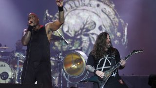 Sepultura

Някои все още свързват формираната през 1984 г. бразилска група с братята Игор и Макс Кавалера, но днес тя има малко общо с миналото си. Игор всъщност е и последният оригинален член, който напуска състава - това се случва през 2006 г. Трябва да се отбележи, че басистът Пауло Джуниър е с групата от 1984-а и е участвал във всеки запис, т.е. е част от почти цялата ѝ история, но всъщност не е оригинален член - замества задържалия се съвсем за кратко оригинален басист Роберто Рафан.