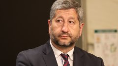 Бившият лидер на "Да, България" се оттегли като народен представител на фона на дебат с обиди и нападки