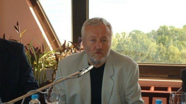 Чешмеджиев  почина през октомври 2012 г.