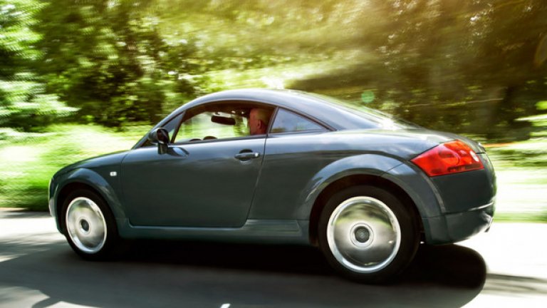 Audi TT
Най-чистите форми, на които е способна автомобилната индустрия. Линията на покрива има ретро дизайн, но като цяло автомобилът е много модерен и съвременен, веднага го усещаш.