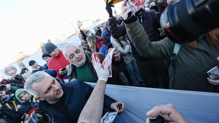 Протест срещу войната в Украйна пред руското посолство (Снимки и видео)