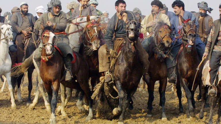 8. Бузкаши
Националният спорт на Афганистан е доста популярен и на други места, предимно в Азия
При него стотина мъже на коне търсят обезглавено животно, като този, който го намери, трябва да го постави в предварително начертан кръг, за да победи.
