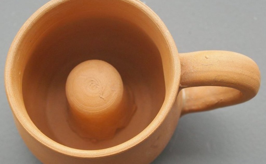 Pythagorean_cup_sold_in_Crete