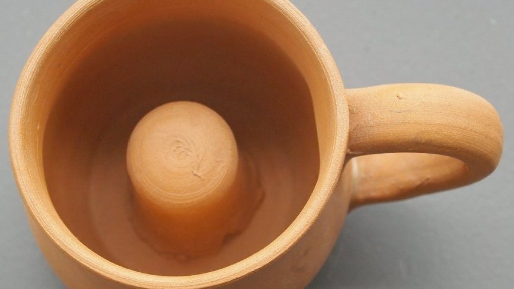 Pythagorean_cup_sold_in_Crete