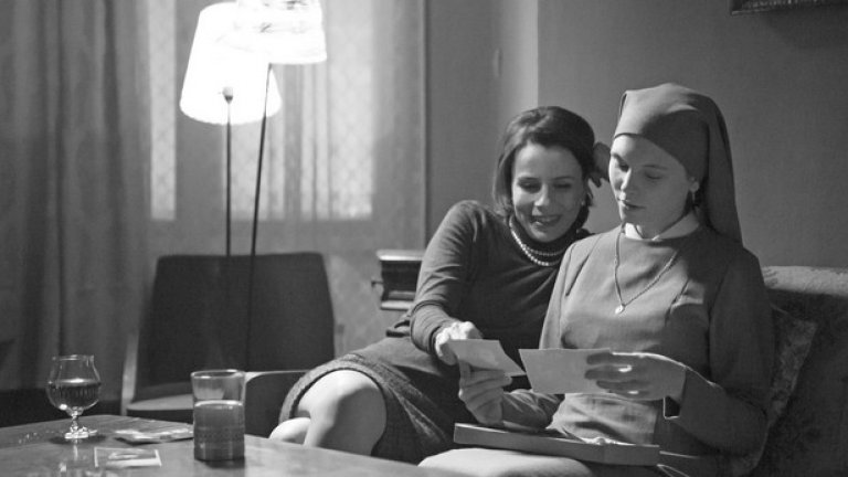 Ида/Ida (2013)
Заснет в черно и бяло и съвършено композиран във всеки един кадър, "Ida" на Павел Павликовски е елегия за родната му Полша и лично, поетично изследване на границите на вярата. С този пестелив, изчистен и толкова красиво режисиран филм се представят някои от по-спорните въпроси в историята на страната. 
Малко теми са по-провокативни и емоционални от случилото се между полските католици и евреи по време на Втората световна война.
Всяка сцена от филма майсторски извиква времето, дилемата и конкретния  исторически момент. Същевременно, "Ida" е личен, интимен и човешки филм.