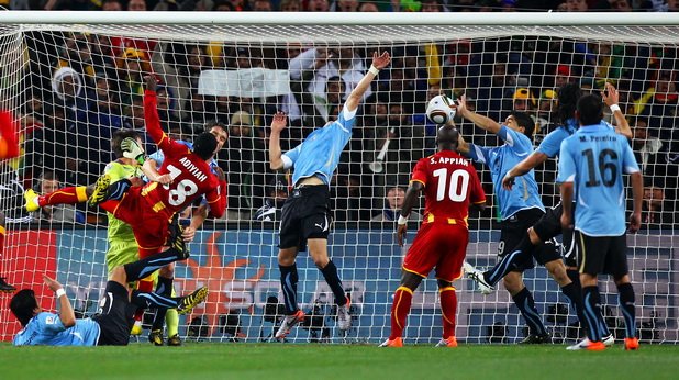 А уменията му на вратар спасиха Уругвай в четвъртфинала с Гана преди 5 години.