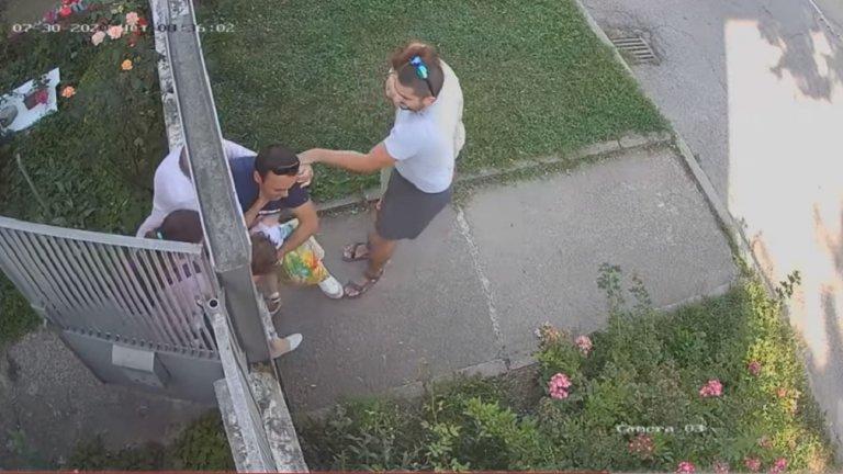 Записът от охранителна камера, заснела инцидента, е качен тази сутрин в личния профил на майката във Facebook