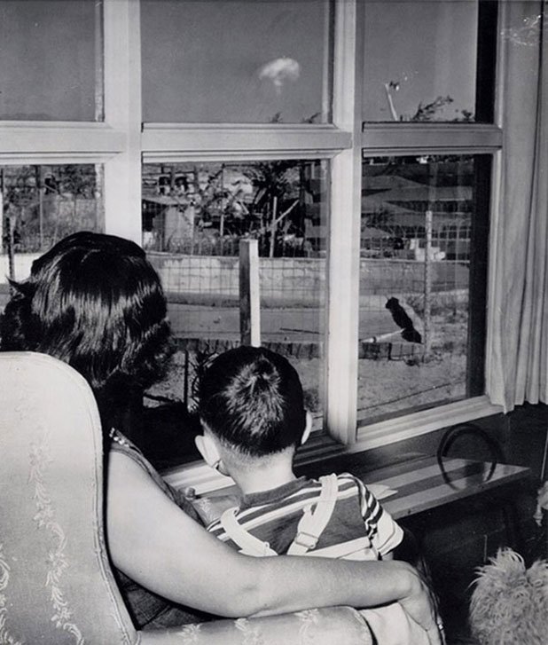 Майка и син наблюдават облака дим след проведен ядрен тест, Лас Вегас, 1953 г.

