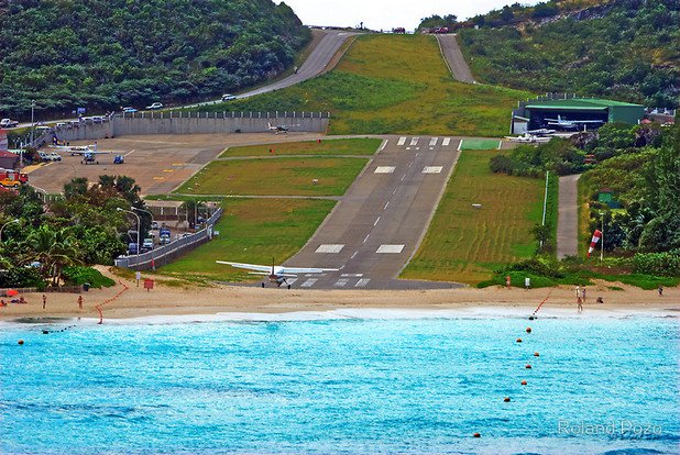13. Летище Густав III, Карибските острови

Тук могат да кацат само самолети, които превозват до 20 човека, тъй като късата писта, която е денивелирана, прави приземяването малко особено