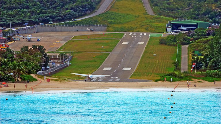 13. Летище Густав III, Карибските острови
Тук могат да кацат само самолети, които превозват до 20 човека, тъй като късата писта, която е денивелирана, прави приземяването малко особено