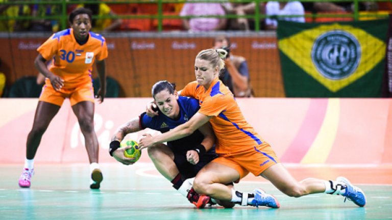 Борба за топката между хандбалистки на Франция и Холандия