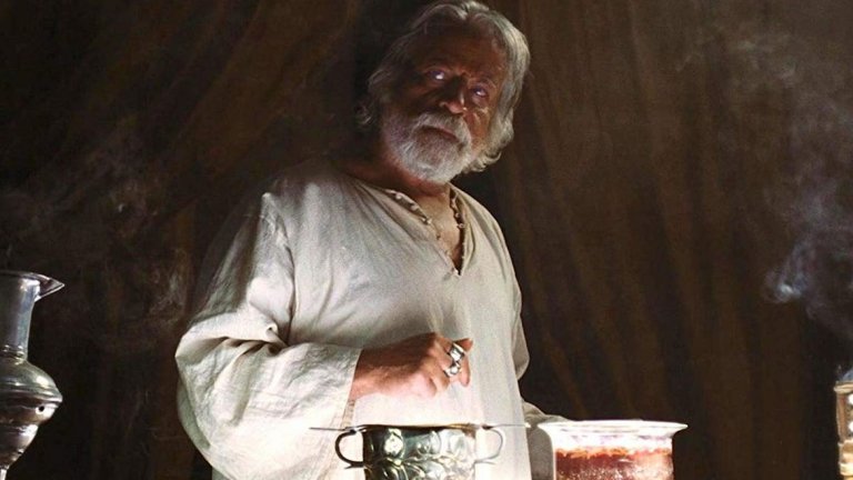 Оливър Рийд, Gladiator (2001)
Легендарният актьор играе Антониус Проксимо - треньорът на гладиатори, който купува Максимус (Ръсел Кроу) в Северна Африка. Рийд обаче умира след сърдечен пристъп, получен по време на снимките в Малта. Не всички сцени с него са заснети и се налага да се търси резервен вариант. Отново се прибягва до дубльор, който да играе тялото на героя на Рийд. Към него дигитално е добавено лицето на починалия актьор. Друг актьор записва необходимите реплики, имитирайки гласа на Рийд. Според някои информации за 2-те минути допълнителен материал са били нужни общо 3,2 милиона долара.
