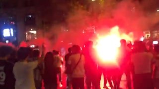 С факли, фойерверки и без социална дистанция: Хиляди на "Шан-з-Елизе" след успеха на ПСЖ