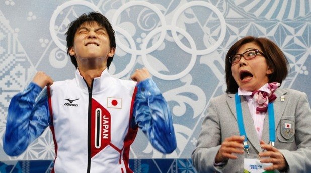 На тази снимка японският състезател по фигурно пързаляне Юзуро Ханю и неговата треньорка реагират на обявените резултати на турнира по фигурно пързаляне за мъже в Сочи.