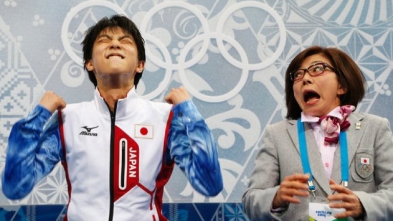 На тази снимка японският състезател по фигурно пързаляне Юзуро Ханю и неговата треньорка реагират на обявените резултати на турнира по фигурно пързаляне за мъже в Сочи.