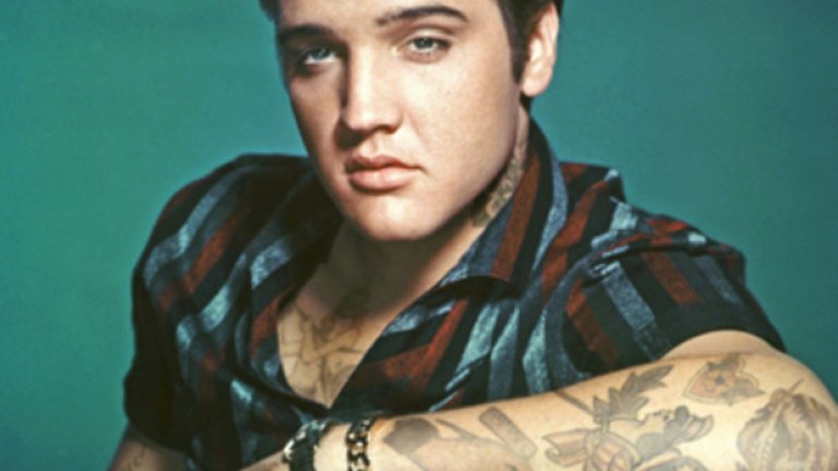 Истинският цвят на косата на Елвис Пресли е рус. В гимназията той започва да се боядисва.