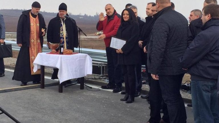 По време на официалното откриване на обходния път на Монтана, премиерът Бойко Борисов заяви, че за да се направи целия път до Дунав мост, плюс "Струма" и цялата магистрала "Хемус" трябват 5 млрд. лева.