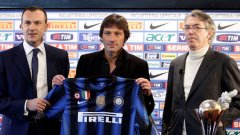 Новият треньор на Интер Леонардо (в средата) позира с екипа на тима и в компанията на спортния директор Марко Бранка (ляво) и президента Масимо Морати (дясно)