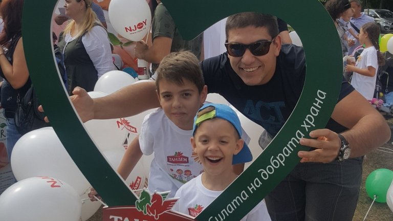 Кренвиршите "Слънце" на "Тандем" изгряха на събитието "Отново на училище" в Южния парк.