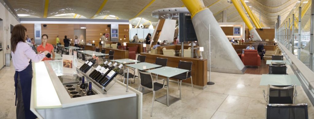 Iberia Madrid Barajas VIP Lounge - просторен лаундж с модерен дизайн и удобни мебели за пълен релакс между полетите