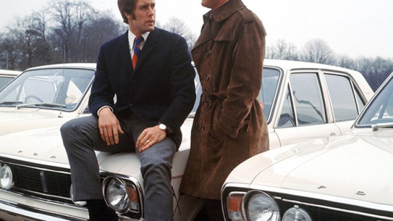 Съотборниците в Уест Хем и националния отбор Сър Джефри Хърст и Боби Мур до своите еднакви автомобили Форд Кортина през 1970-а
