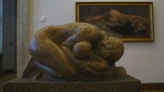 Скулптурата „Майка с дете“ на Кирил Шиваров, на заден план – картината „Голо тяло“ на Никола Ганушев
