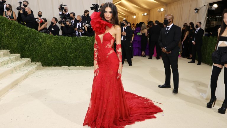 Емили Ратайковски"Код червено" за манекенката в рокля на Vera Wang.