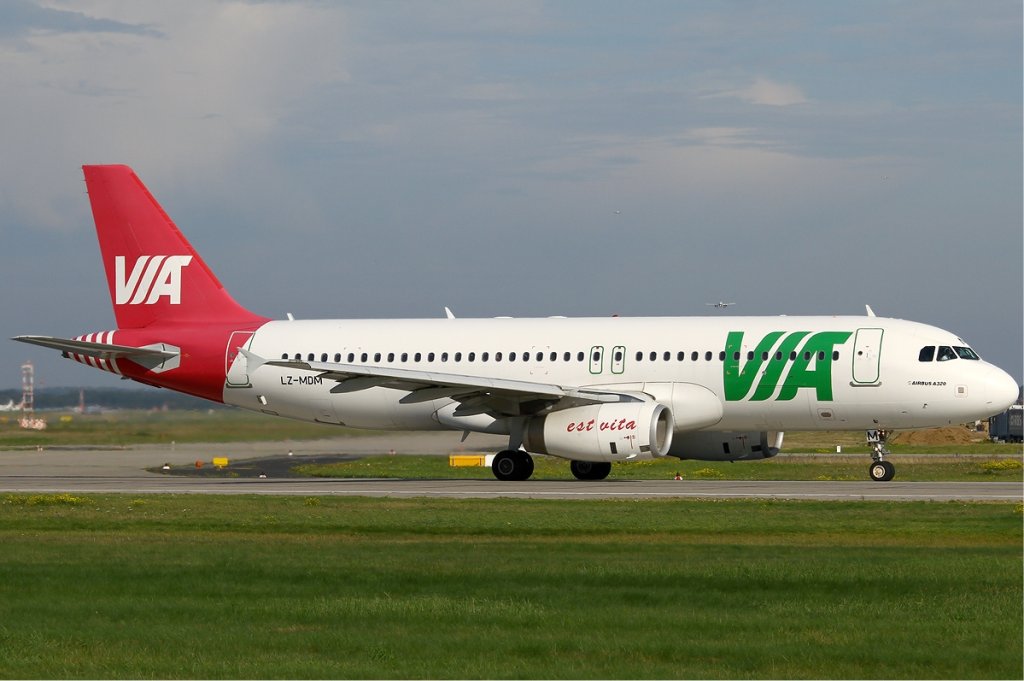 Air_VIA_Airbus_A320-200_KvW