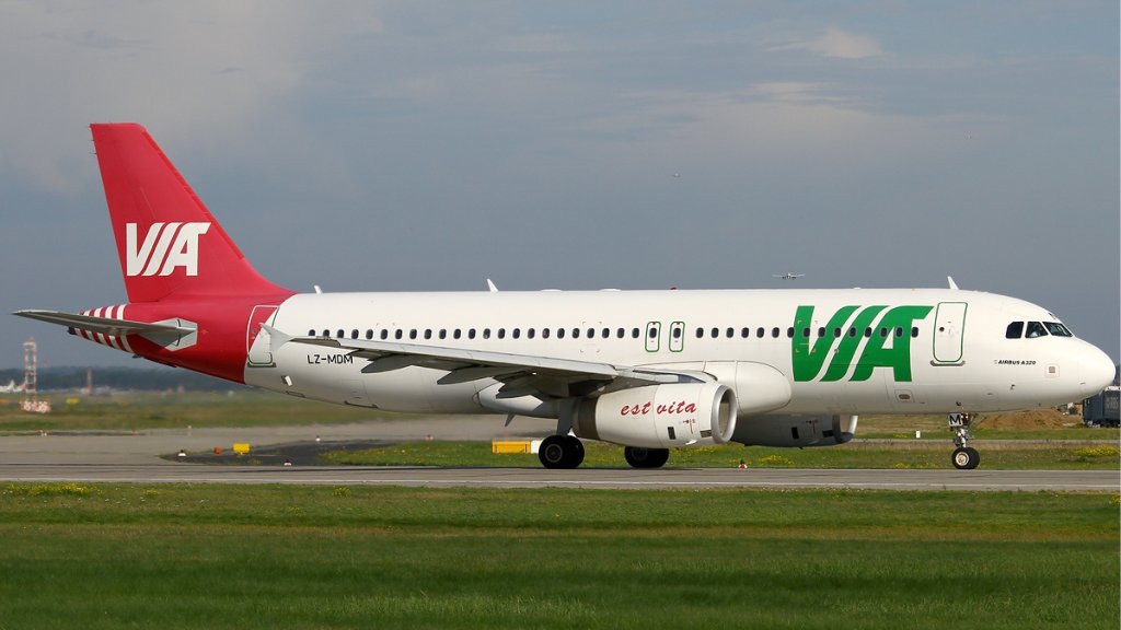 Air_VIA_Airbus_A320-200_KvW