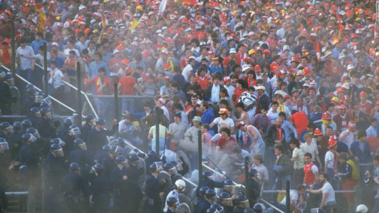 Смесени в секторите Y и Z англичани и италианци се сбиват, когато голяма група "червени" нахлува без билети на стадиона.