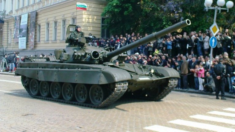 Т-72М1
Единственият основен боен танк на въоръжение в България е Т-72М1. Танкът тежи 42 тона, задвижван е от дизелов двигател с мощност от 780 hp и е защитен от многослойна броня. Екипажът е от трима души, а основното въоръжение се състои в 125-mm оръдие с автоматично зареждане.