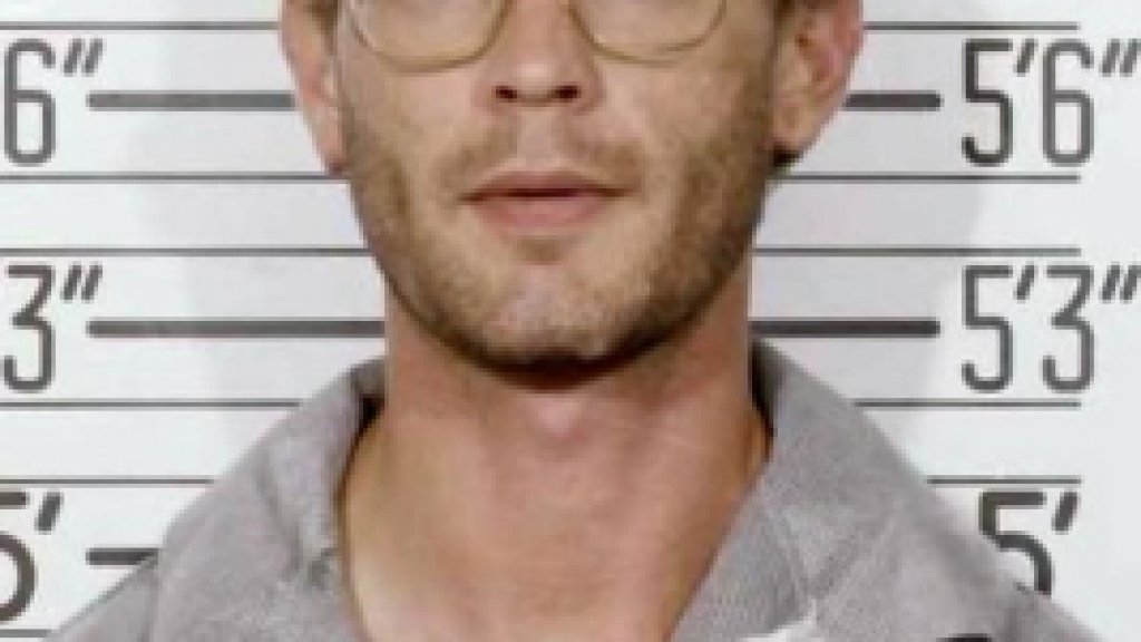 Jeffrey_Dahmer_Milwaukee_Police_1991_mugshot