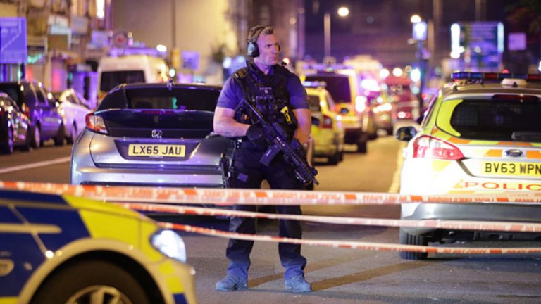 Един мъж загина, а поне осем са ранени, след като микробус се вряза в тълпа през мюсюлманска джамия в северен Лондон. Вероятно става дума за ислямофобска атака