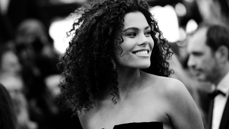 Момичето на Венсан отново е тук: Тина Кунаки на червения килим в Кан