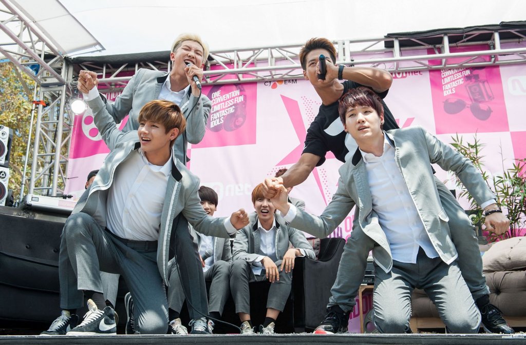 Седемте момчета живеят в малък апартамент, когато BTS се формира, и всички спят в една стая. Продължават да споделят едно жилище, дори когато набират популярност, но могат да си позволят по-големи и хубави апартаменти.
Миналата година членовете на групата обявиха, че вече не живеят заедно.