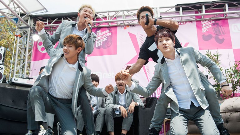 Седемте момчета живеят в малък апартамент, когато BTS се формира, и всички спят в една стая. Продължават да споделят едно жилище, дори когато набират популярност, но могат да си позволят по-големи и хубави апартаменти.
Миналата година членовете на групата обявиха, че вече не живеят заедно.