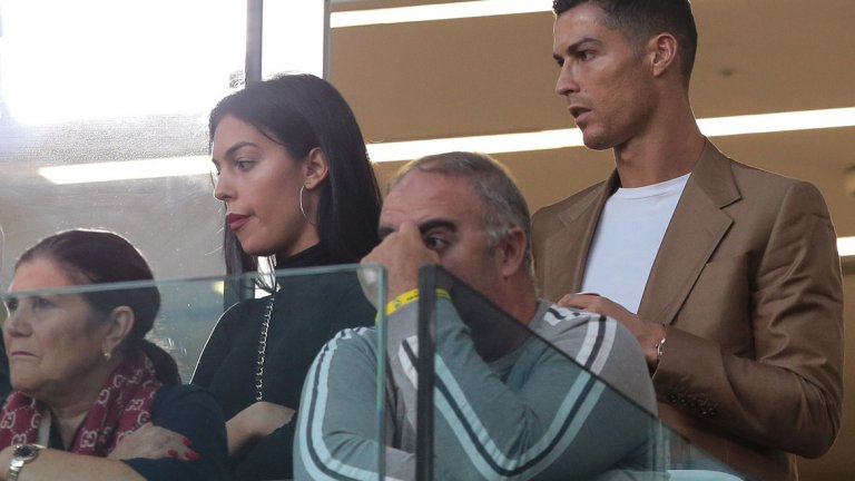 Наказаният Кристиано Роналдо и половинката му Джорджина Родригес гледаха победата на Ювентус с 3:0 над Йенг Бойс от трибуните